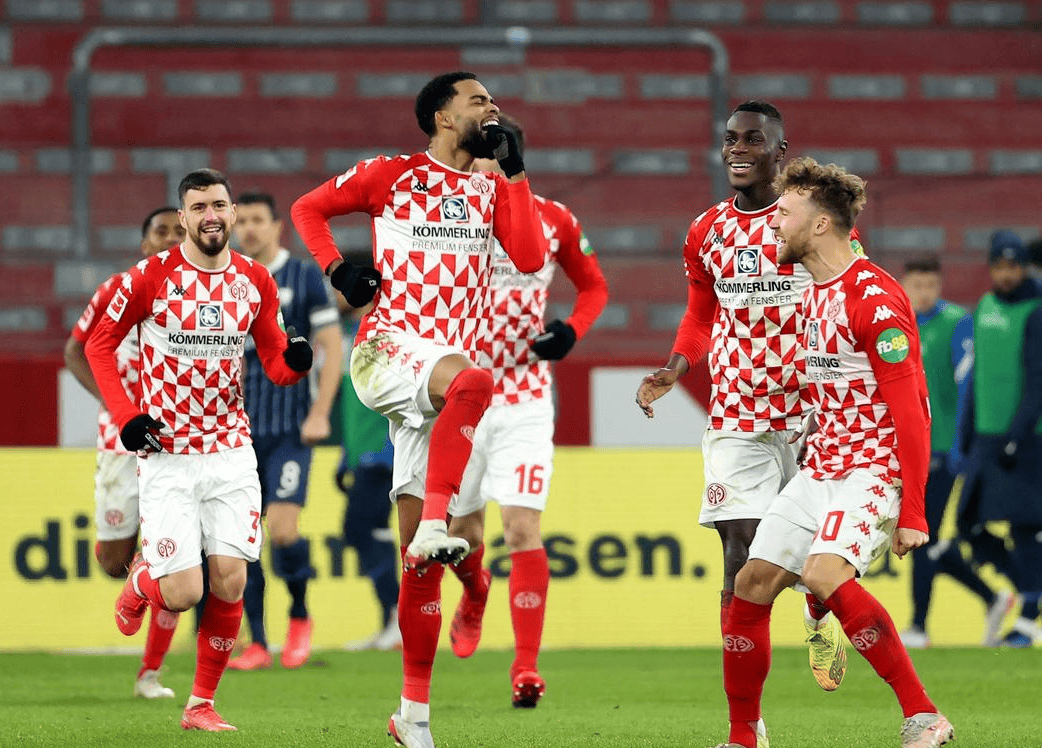 足总杯倒计时，门兴格拉德巴赫加时末段战术微调，细节引发关注，赛场秩序良好，年轻球员得到机会的简单介绍