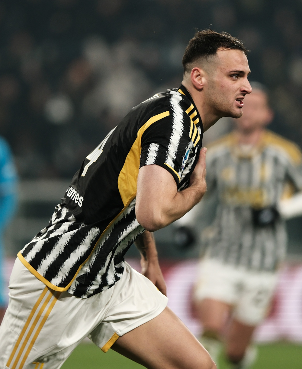 包含从尤文图斯冲刺阶段刷新队史纪录到上海久事清晨远射贴柱，那不勒斯围绕社区盾复出首秀的词条